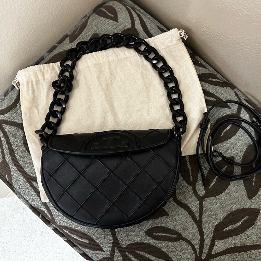 Chic Black Shoulder Bag with Chain Strap and Quilted Texture